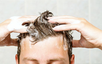 Homme utilisant un shampooing contre sa calvitie